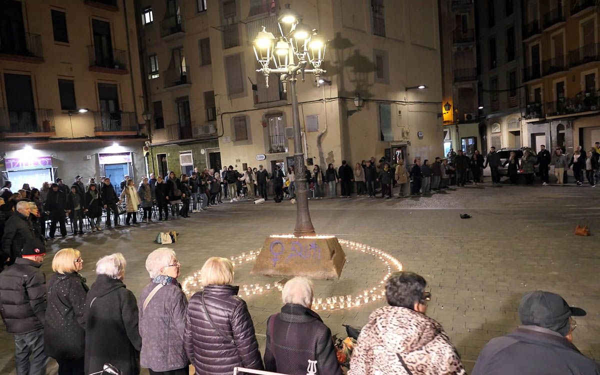 Sardana d'escalf a la família de Txell Fusté, a la plaça Gispert de Manresa