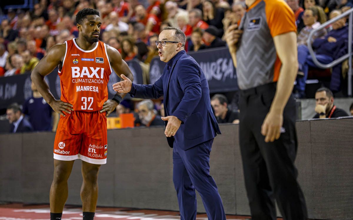 Diego Ocampo conversa amb Retin Obasohan durant el partit