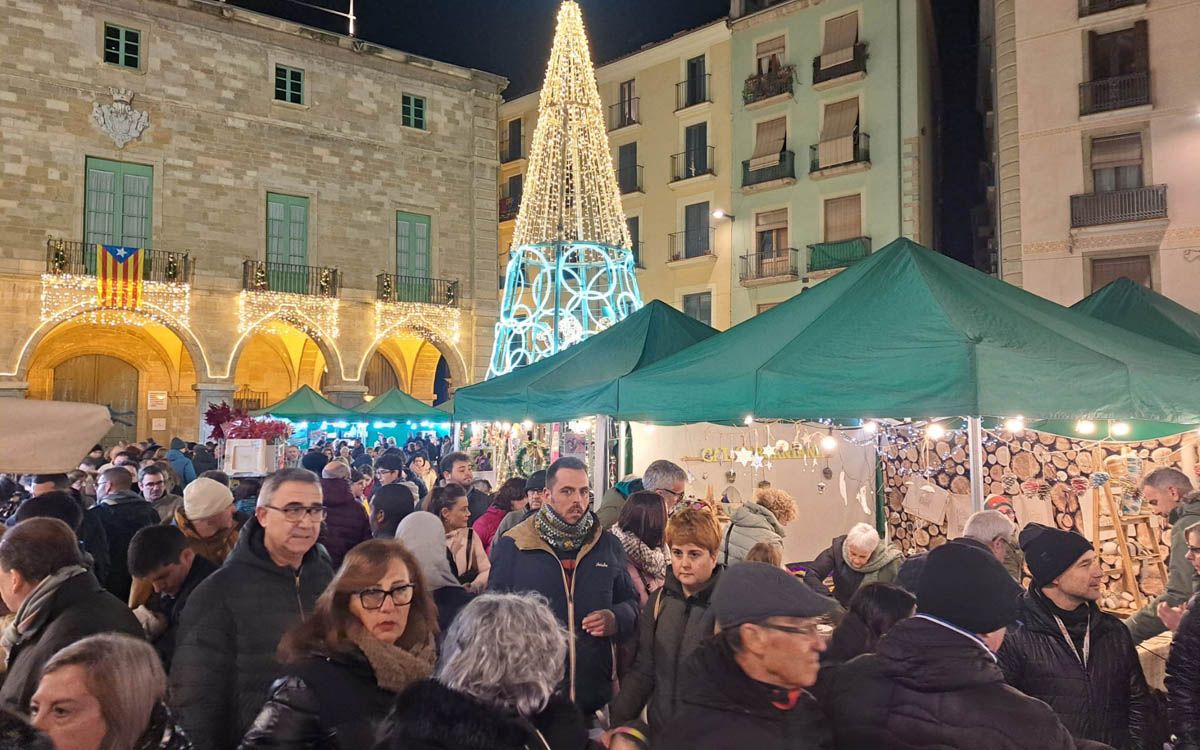 La Fira de Santa Llúcia de Manresa ha tornat a omplir la plaça Major