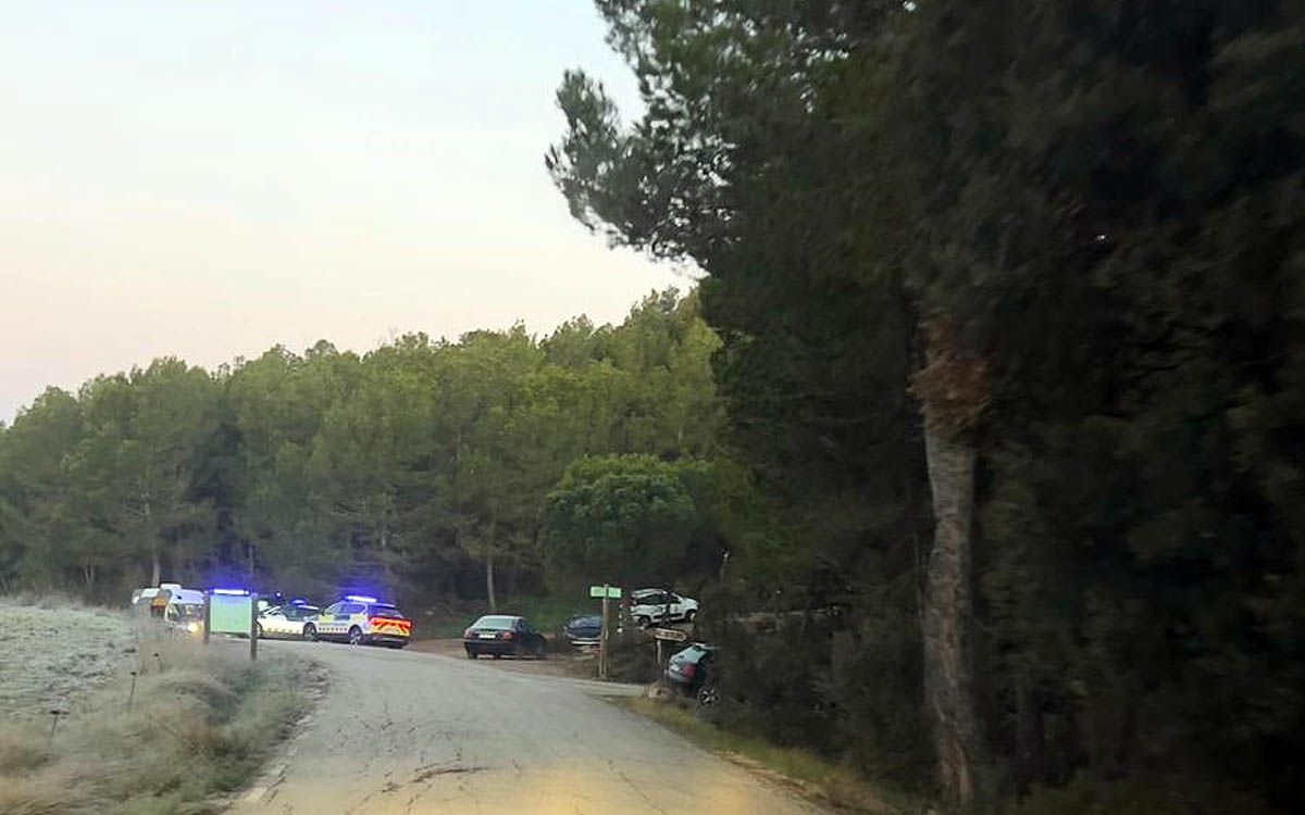 Desplegament policial al trencall de Sant Cugat del Racó des de la carretera de Castelladral