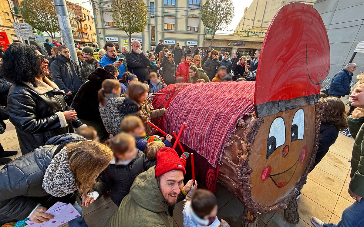 Caga Tió a la plaça de la Serradora durant la Fira de Nadal i Fira d'Entitats de Súria