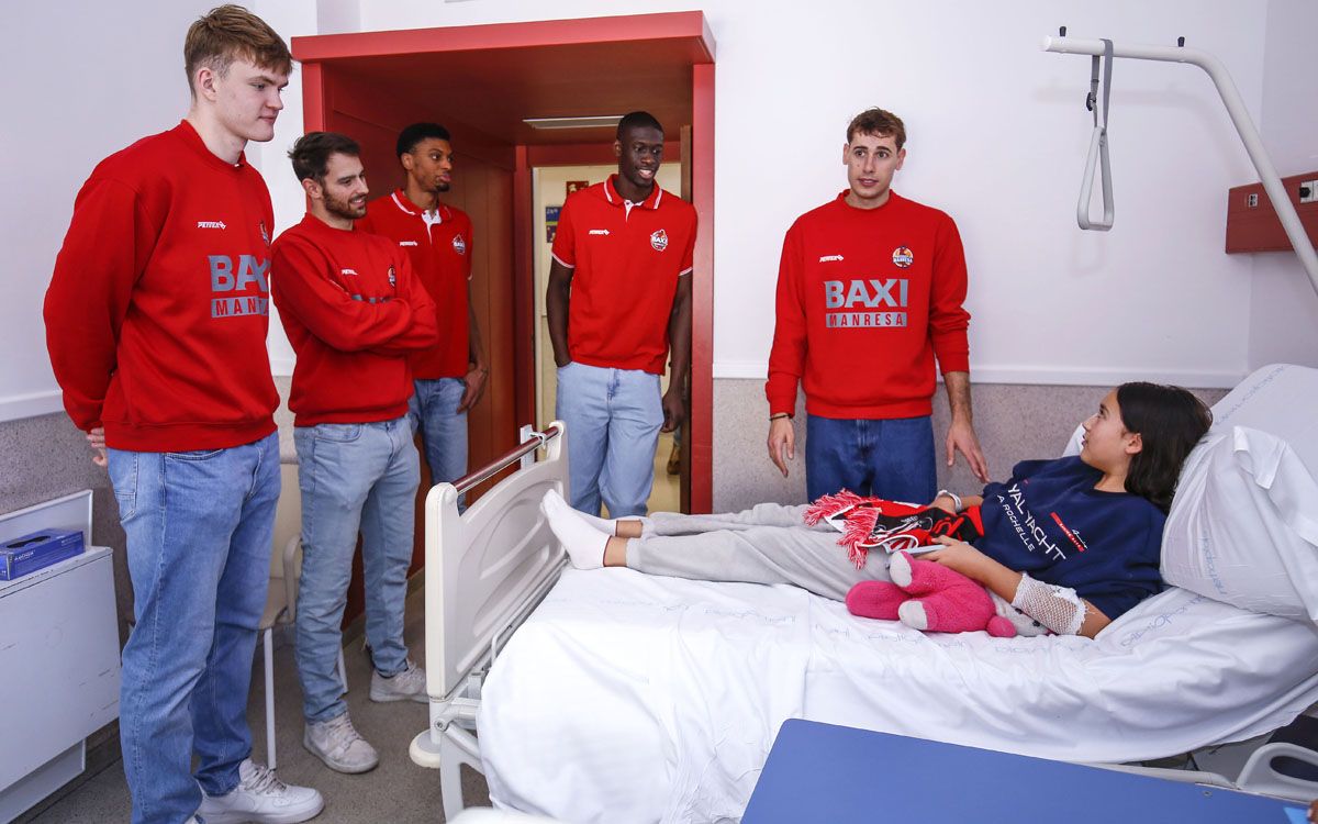 Jugadors del Baxi Manresa durant una visita a l'Hospital Sant Joan de Déu