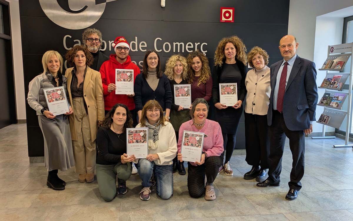 Foto de grup dels guanyadors del Concurs d'aparadors de Nadal de la Cambra