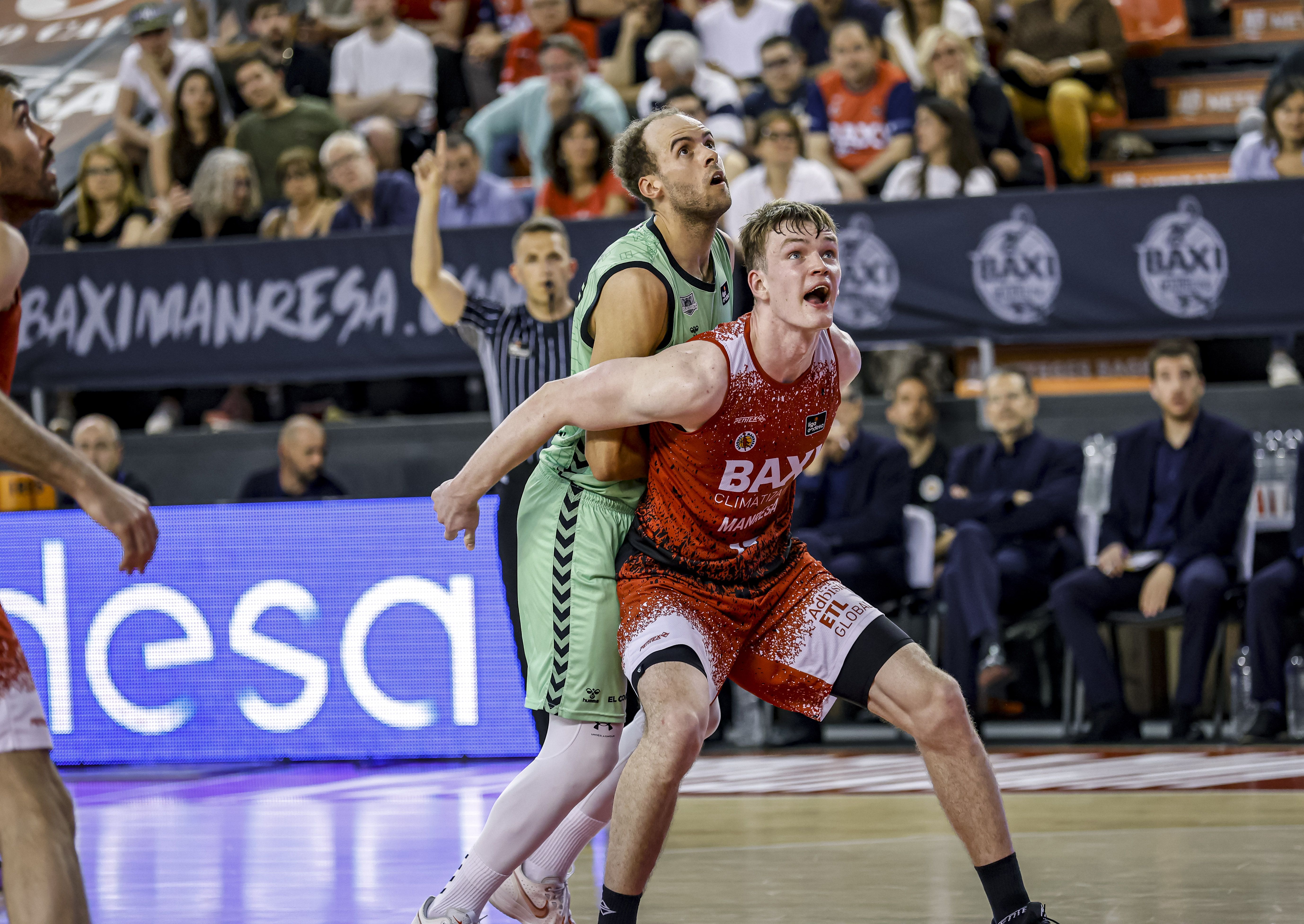 Marcis Steinbergs defensa un rebot en un partit contra el Surne Bilbao