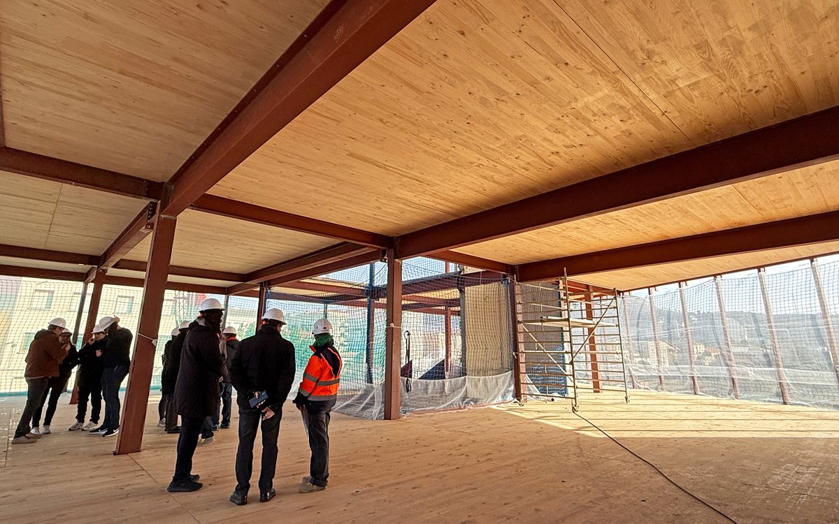 Vista parcial de la primera planta de la futura Biblioteca-Centre Cultural de Súria, durant la visita d'obres