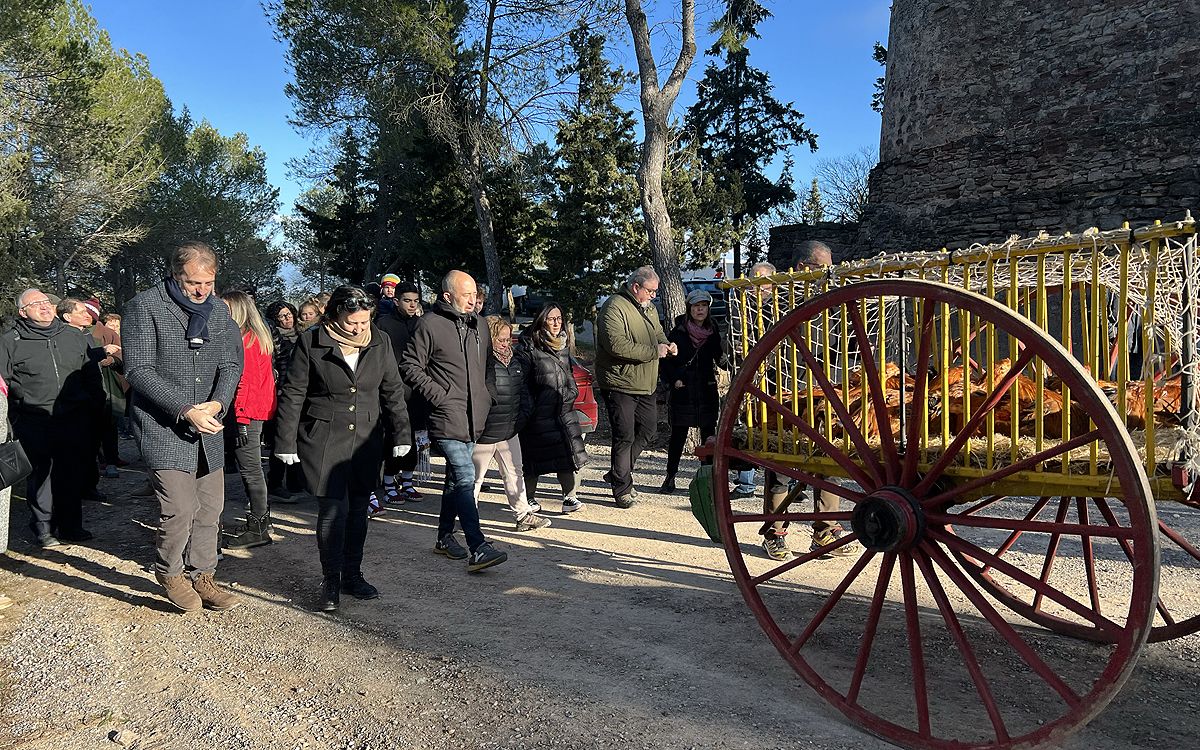 La comitiva amb els dotze capons durant la pujada al Castell de Balsareny