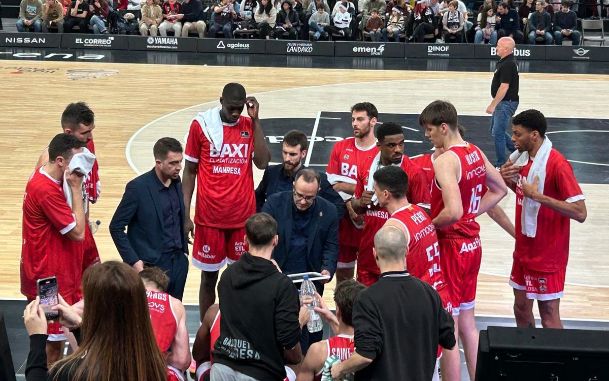 Diego Ocampo dona instruccions als seus jugadors durant un temps mort a Bilbao