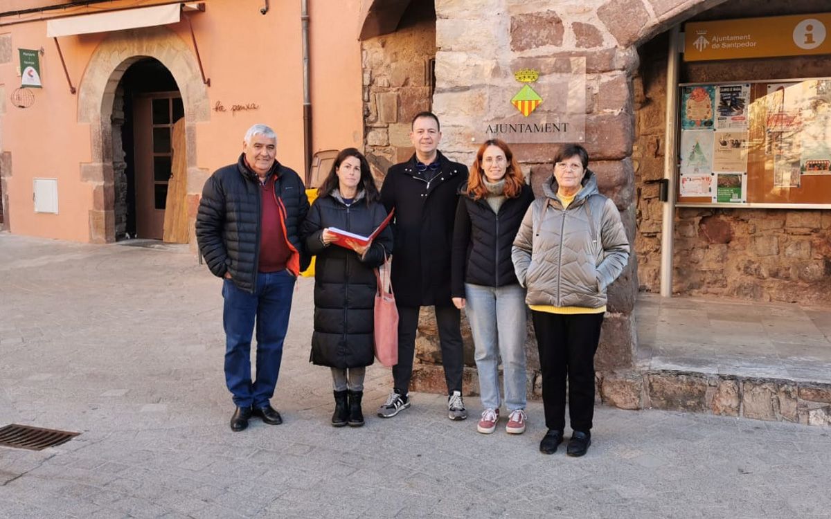 La comissió promotora per un CAP digne a Santpedor amb les signatures a l'Ajuntament