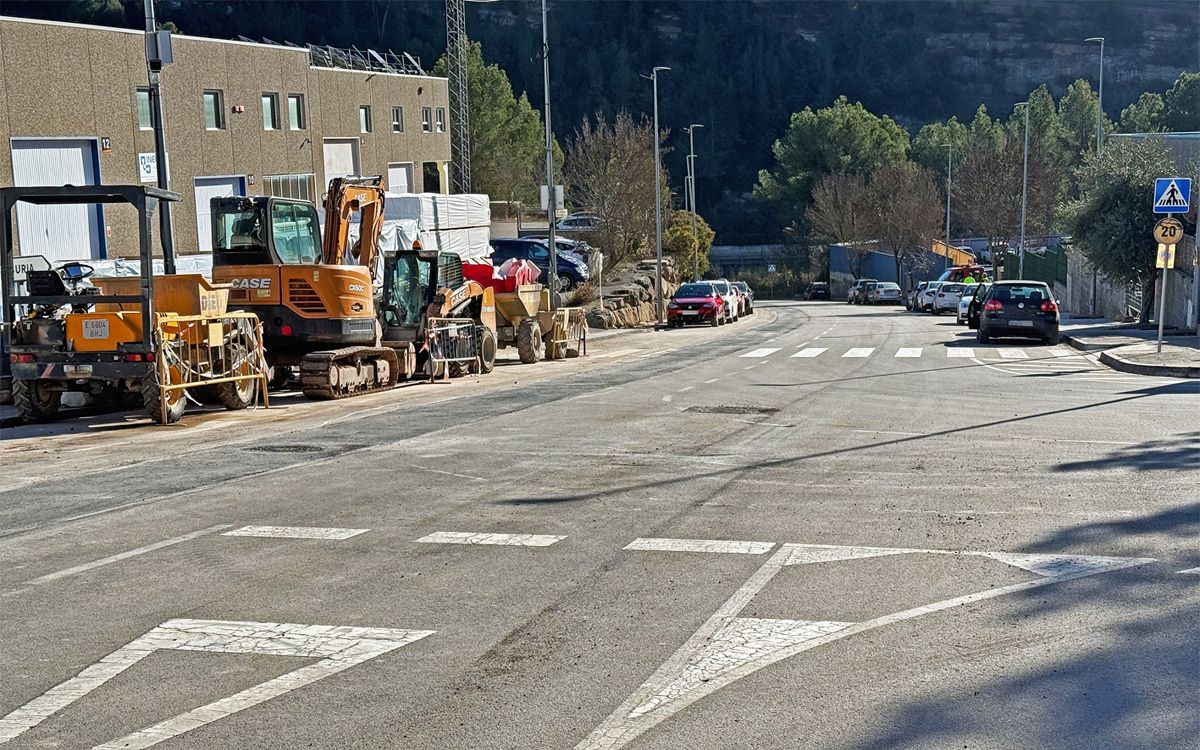 Vista parcial del vial principal del polígon industrial La Pobla de Súria, després dels treballs de millora