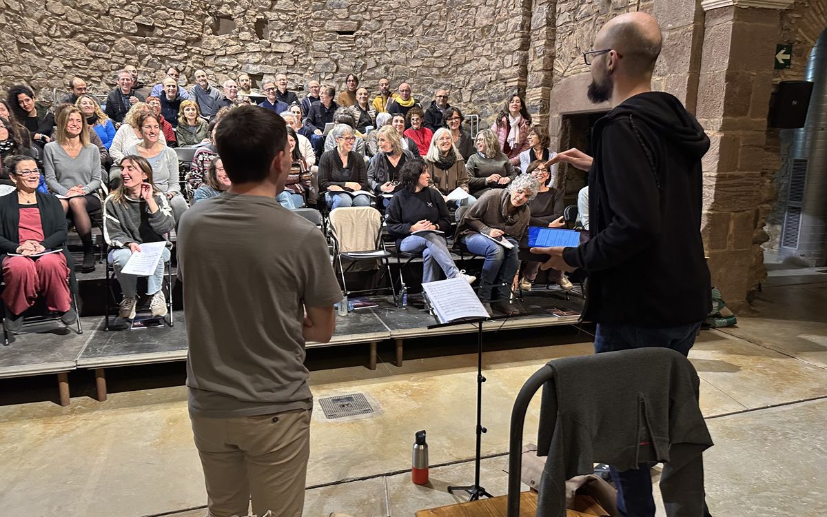 Darrer assaig general de la Coral Escriny, amb la presència de Carles Prat, Marc Reguant i Mònica Ramírez