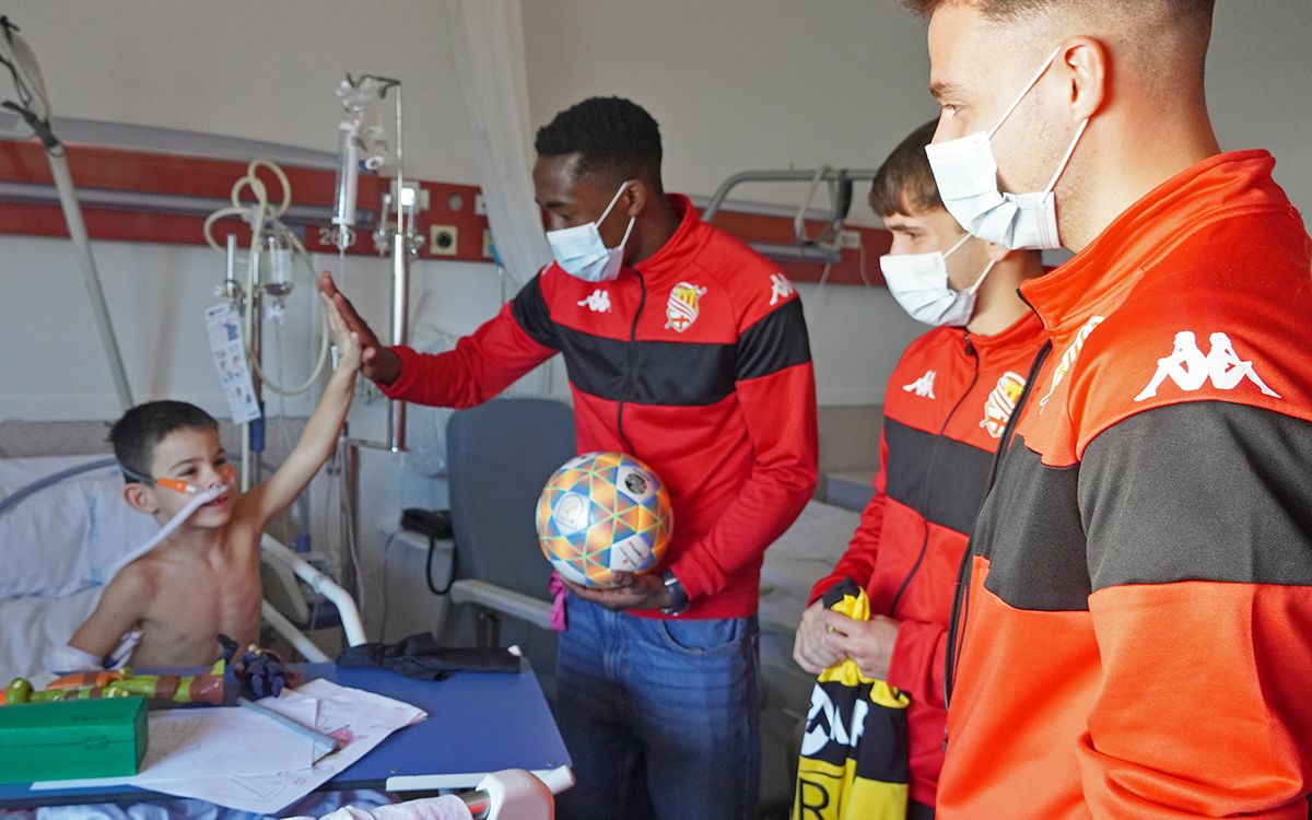 Jugadors del CE Manresa durant la visita a l'Hospital Sant Joan de Déu