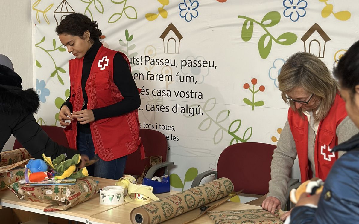 Voluntàries de Creu Roja preparant joguines