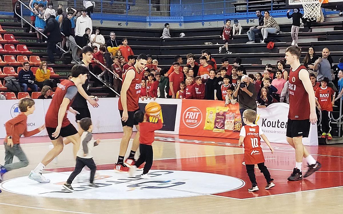 La canalla també ha baixat a pista a jugar amb la plantilla del Baxi Manresa