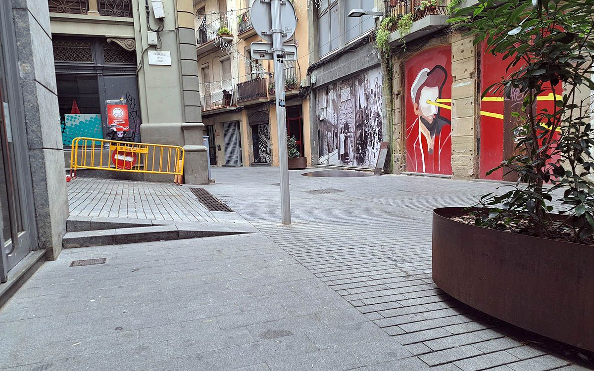 Espais on hi havia les dues terrasses al carrer Sobrerroca, ara buits d'activitat