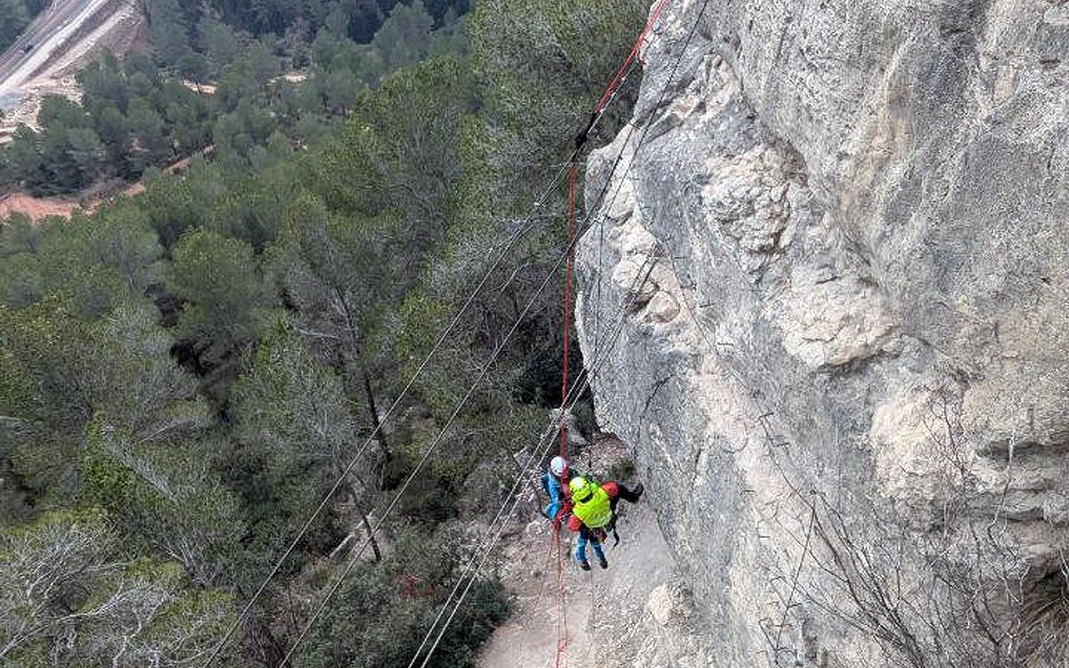 Els Bombers rescatant l'escalador al Turó del Marquès de Castellbell