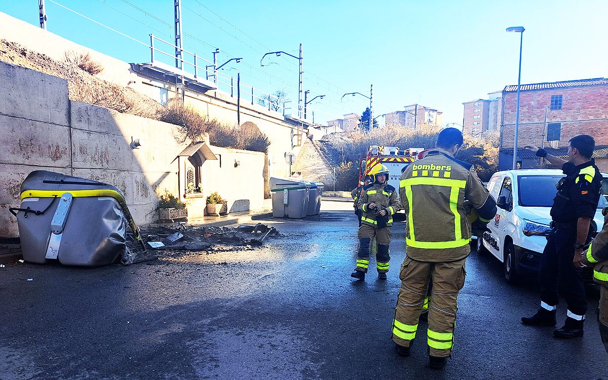 Bombers i policia després d'extinguir l'incendi de divendres passat al carrer Aruitecte Montagut