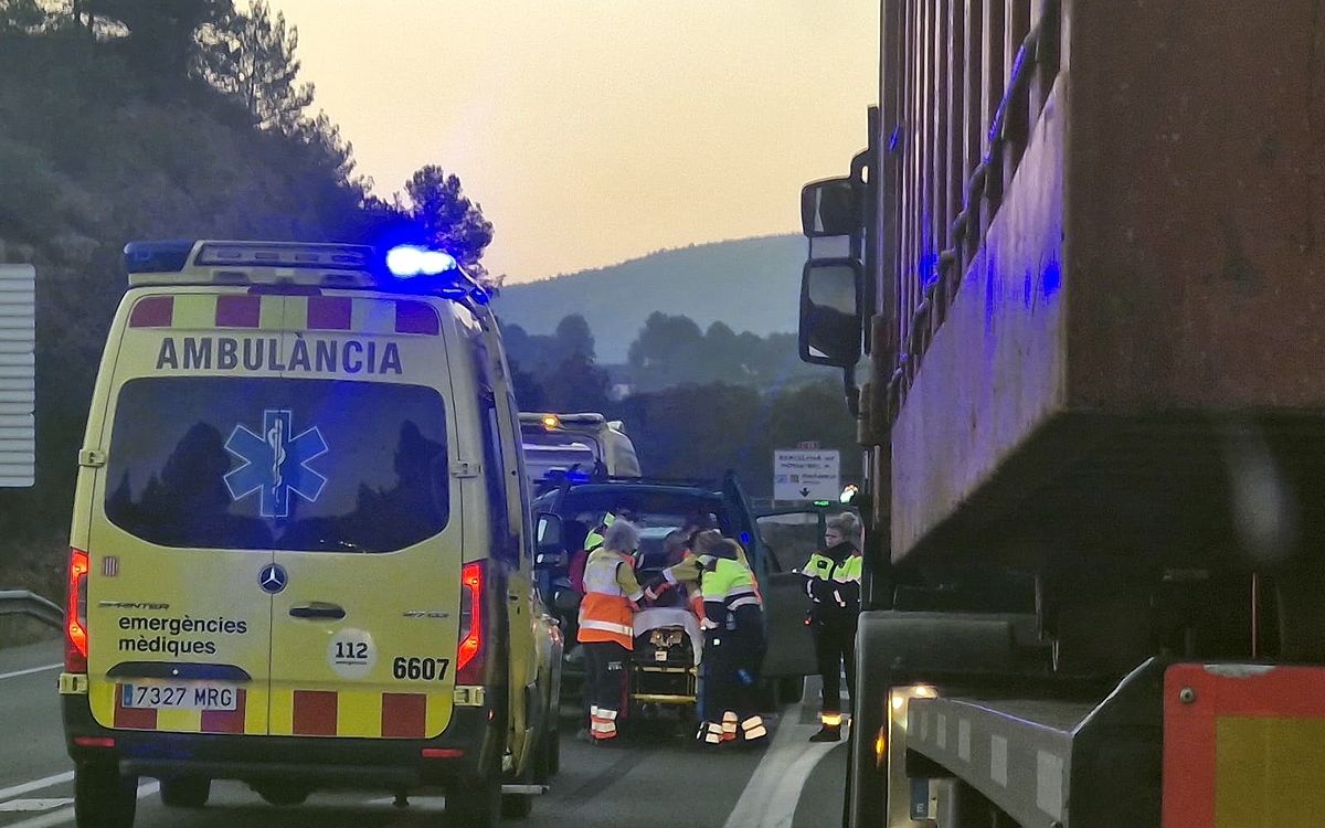 Sanitaris i agents treuen una de les persones ferides de l'interior d'un cotxe