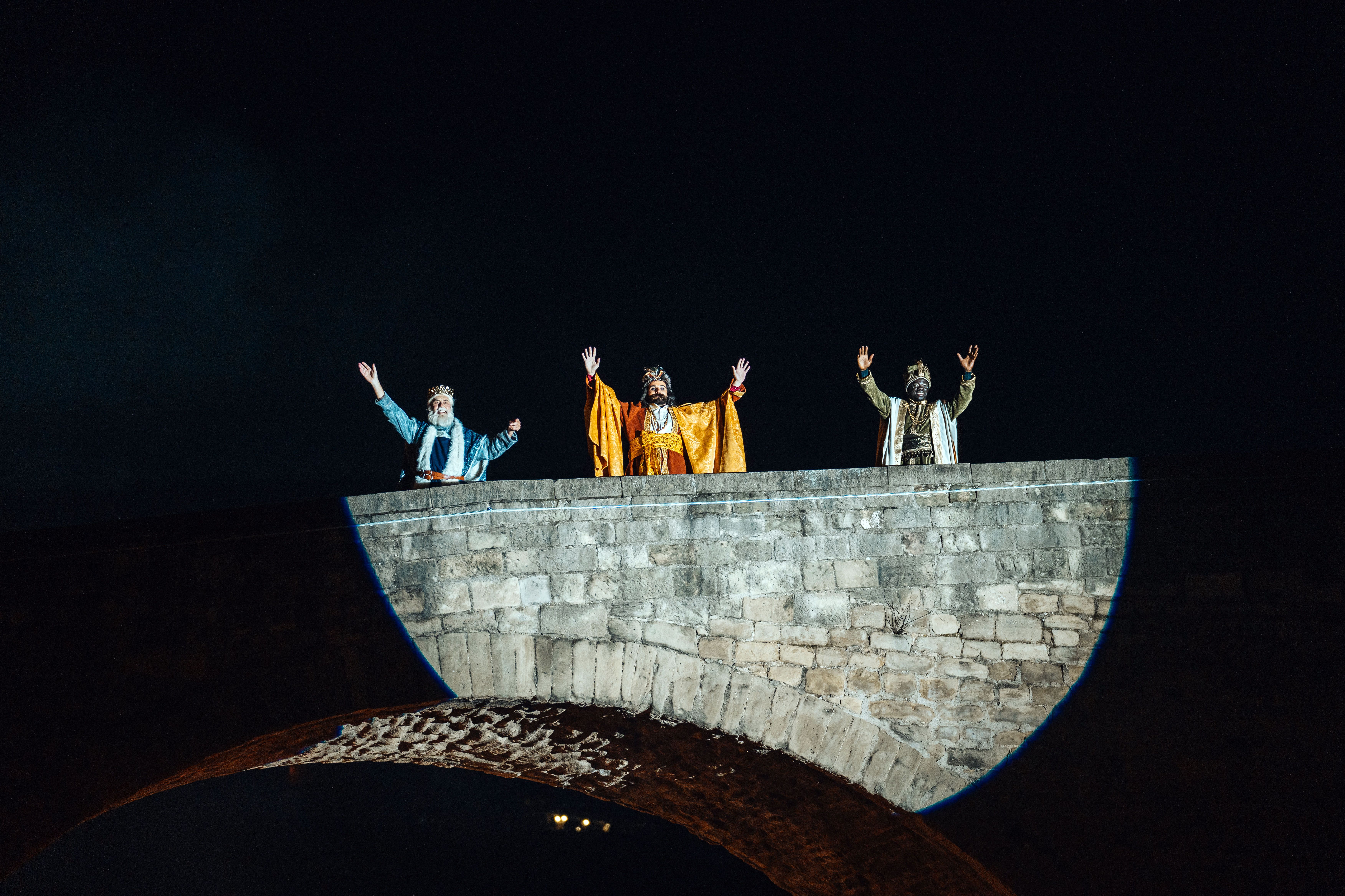 Els tres Reis d'Orient saludant des del Pont Vell