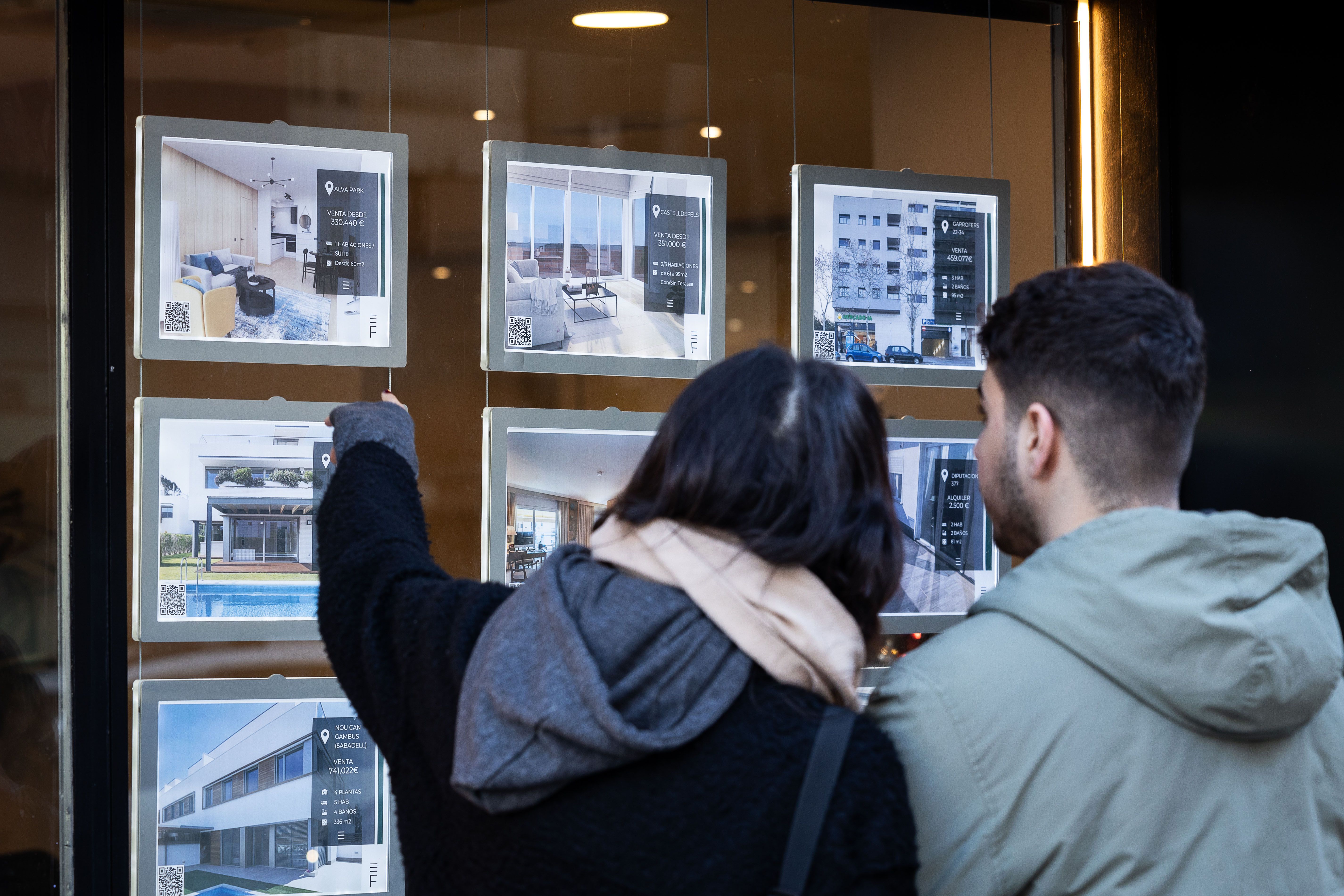 Una parella mira els preus dels habitatges de compra i lloguer