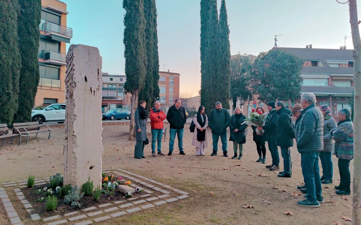 Homenatge a Alfred Figueras al monument que Sant Fruitós li té dedicat