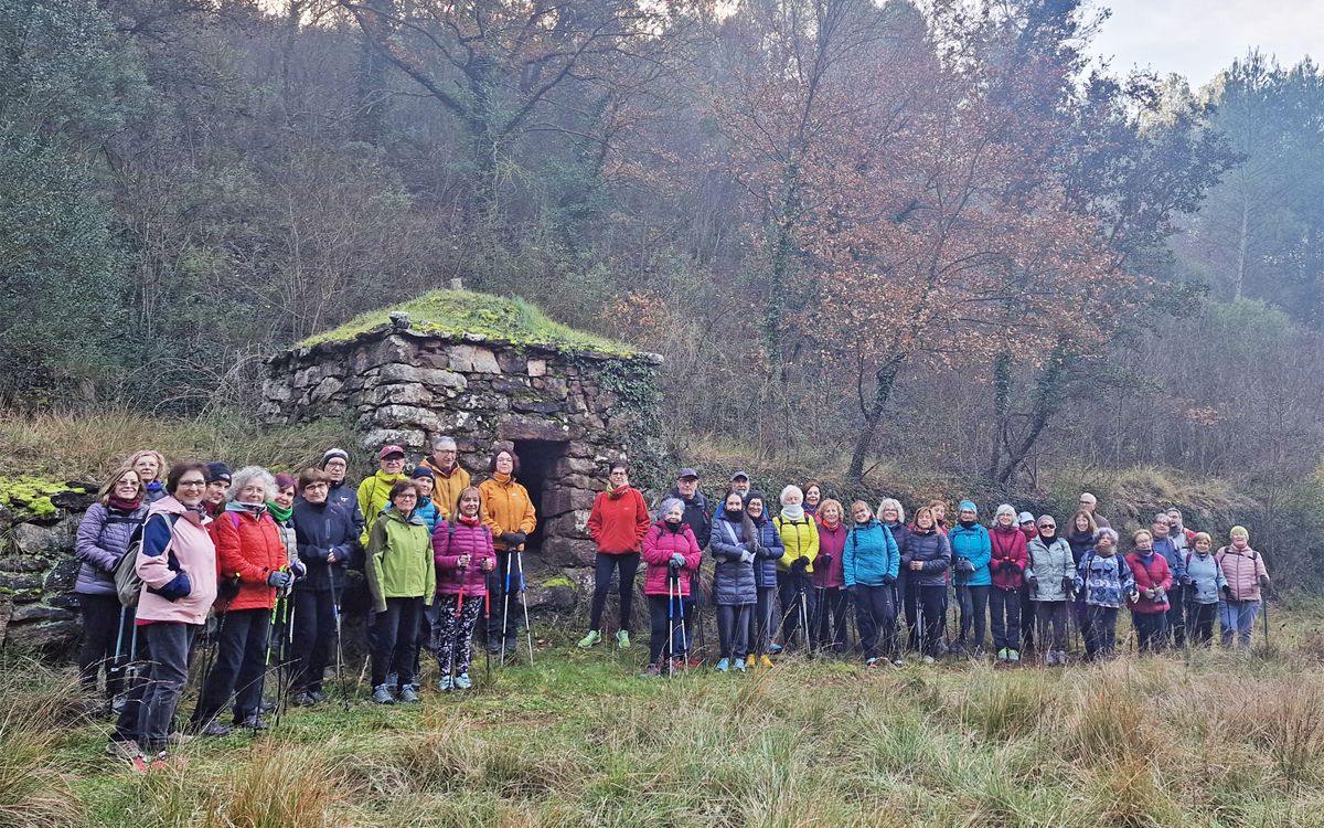  Foto de grup de les persones participants en la caminada a la necròpolis de Bogadella