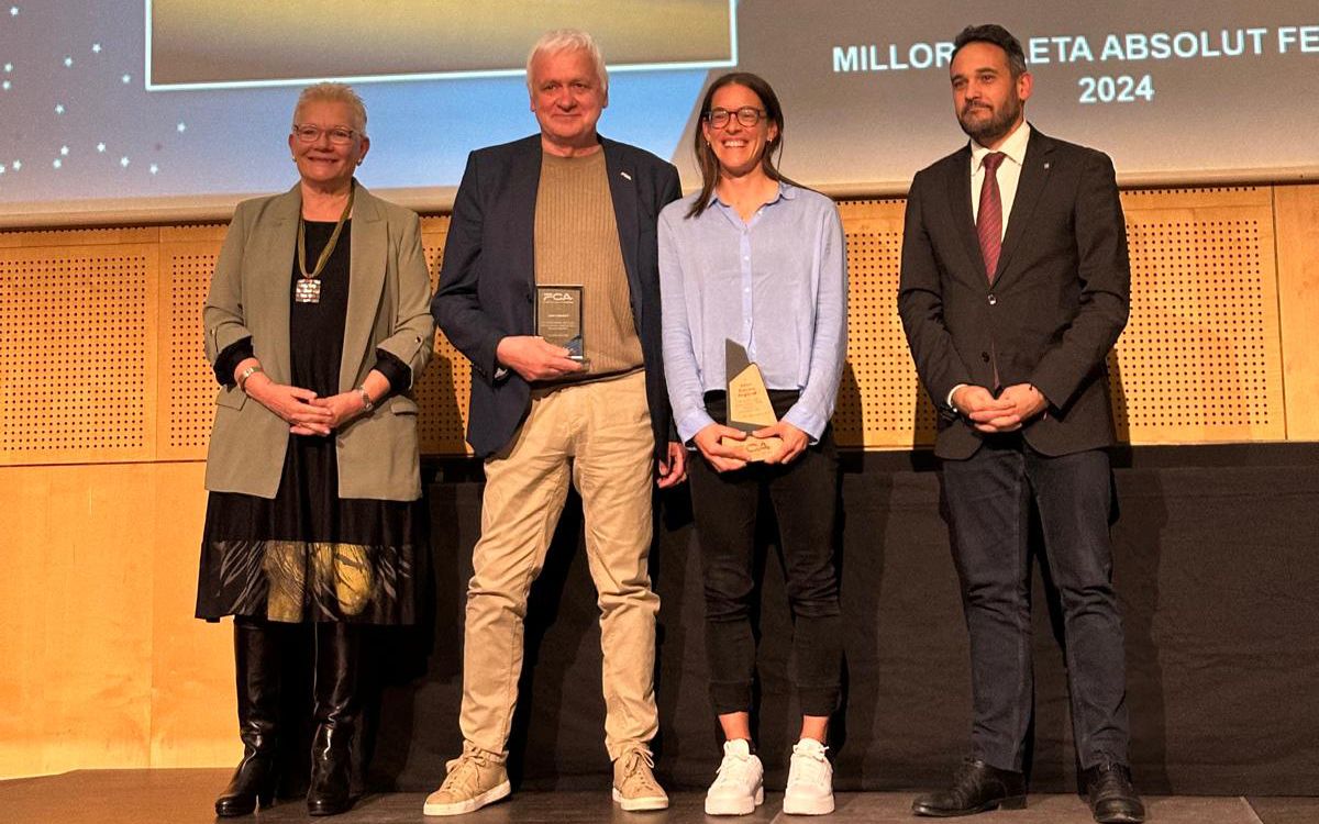 Esther Guerrero, amb el seu entrenador Joan Lleonart, han recollit el premi a millor esportista 2024