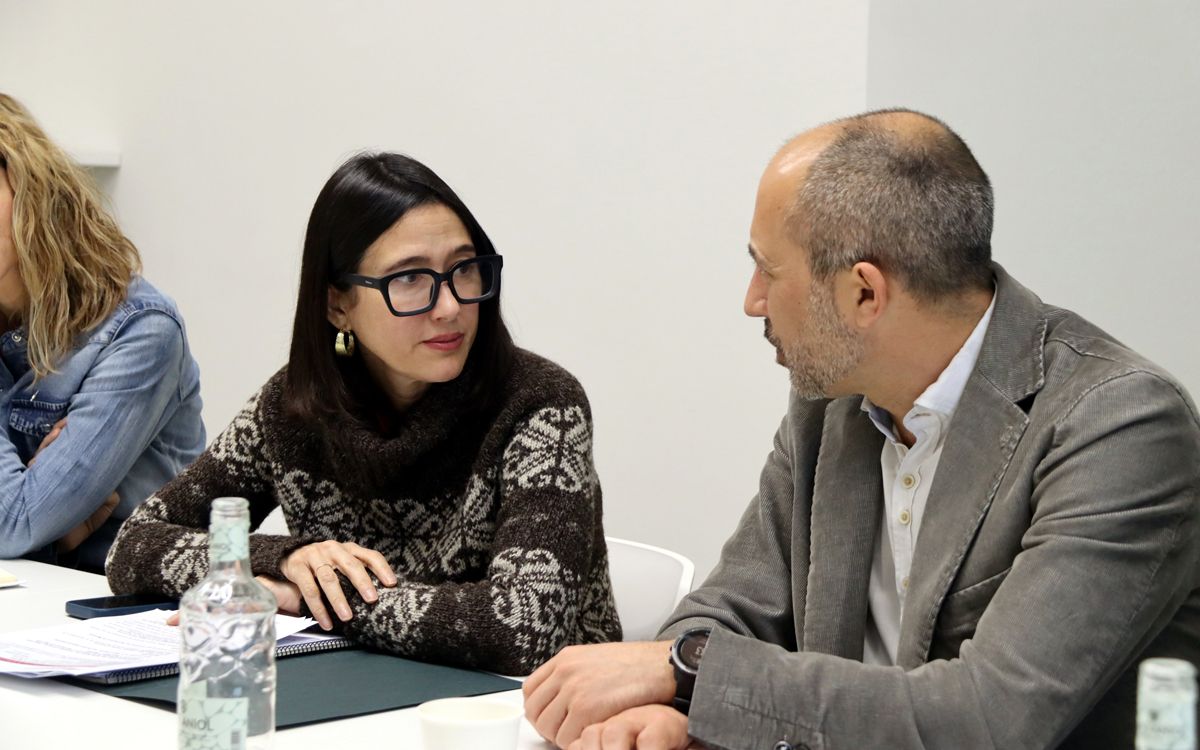 L'alcalde de Manresa, Marc Aloy, i la consellera d'Interior, Núria Parlon, durant la reunió a Manresa