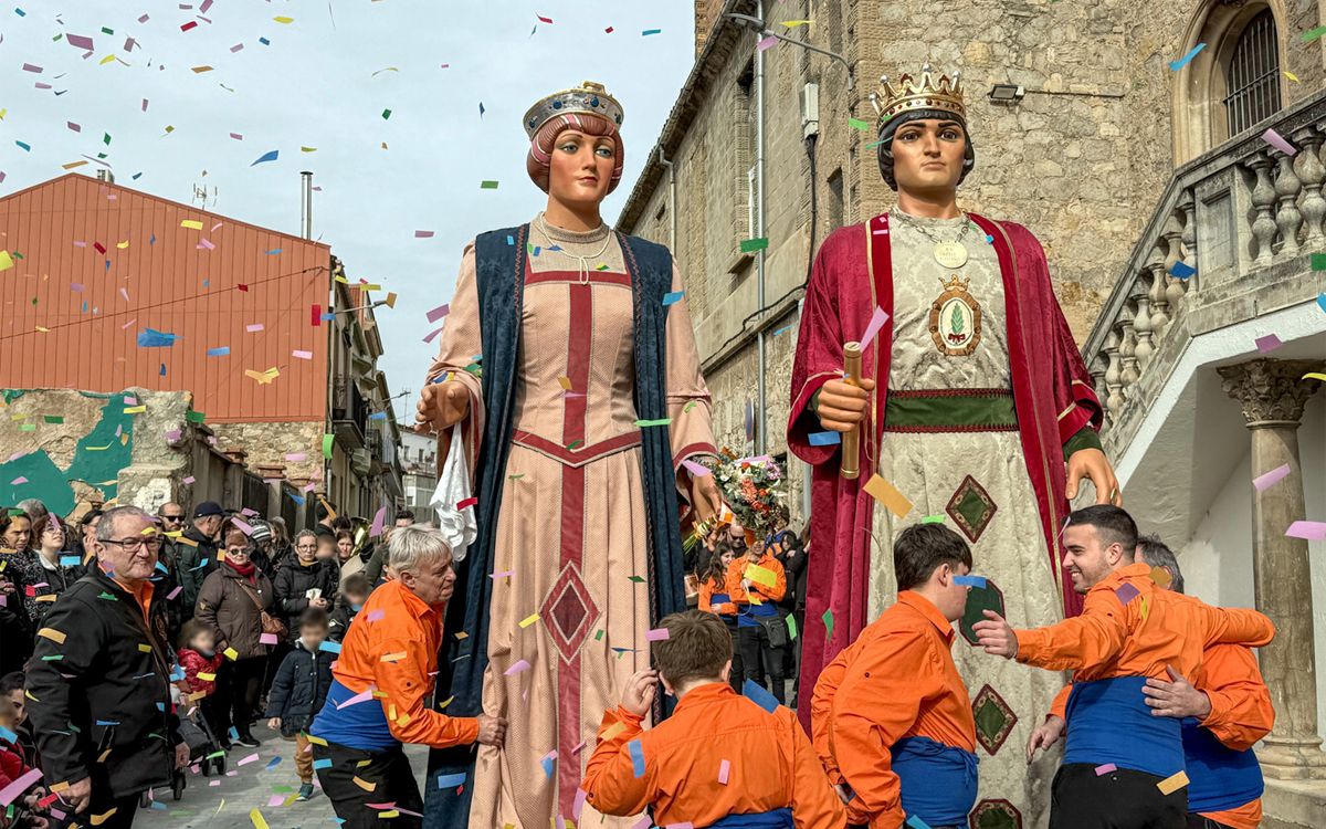 Acte de presentació de la nova imatge dels Gegants de Súria al davant de l'Església Parroquial de Sant Cristòfol