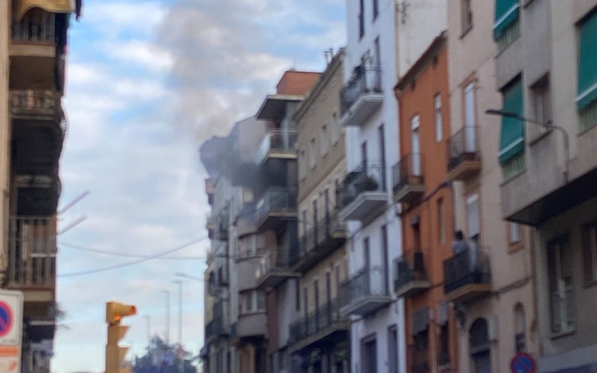 Fum sortint des del balcó de l'edifici del carrer del Bruc de Manresa