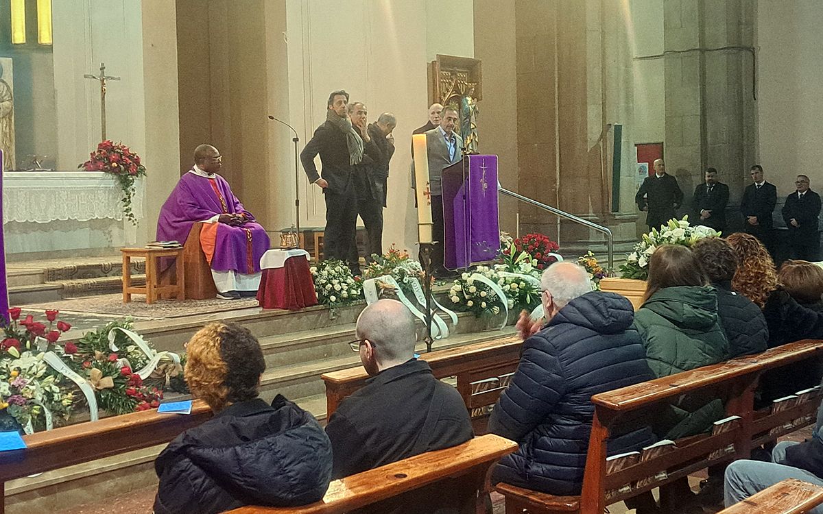 Manel Estiarte i altres waterpolistes acomiadant-se d'Albert Canal a l'església de Crist Rei