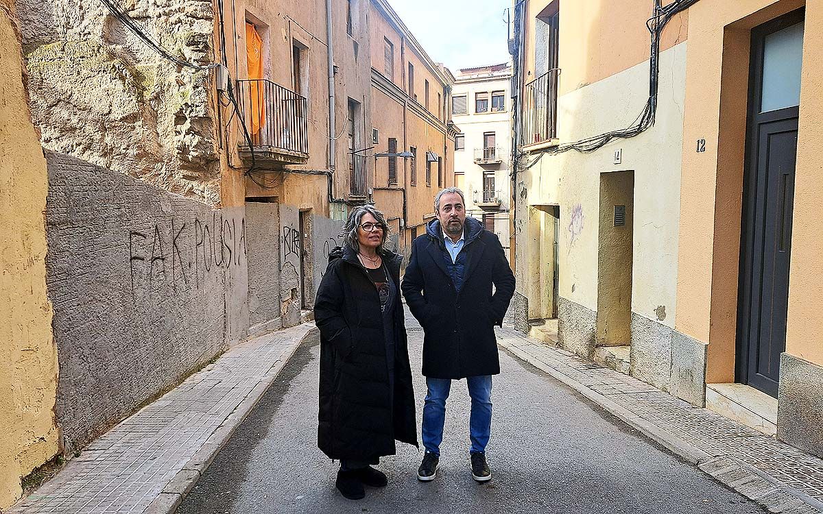 Els regidors de Junts Merx Tarragó i Ramon Bacardit, al carrer Pedregar de Manresa