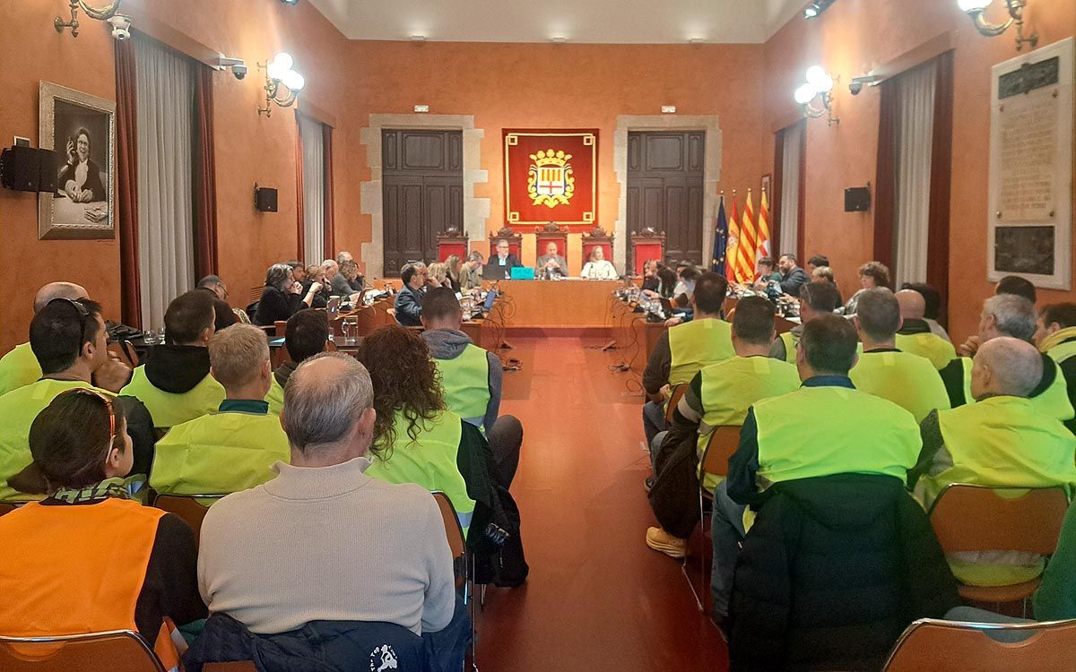 Els agents, amb armilles, al ple de Manresa d'aquest dijous