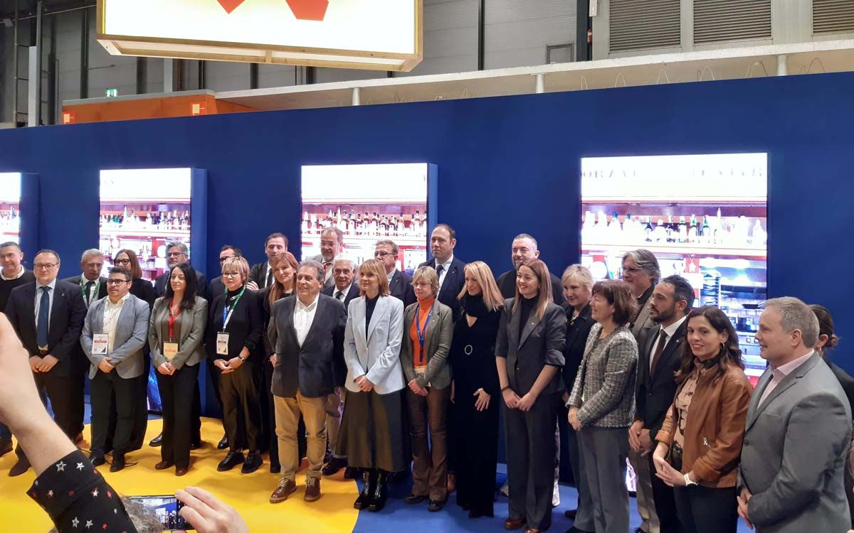 Inauguració institucional de l'estand de Catalunya, amb presència del conseller de Turisme del Bages, Eduard Mata