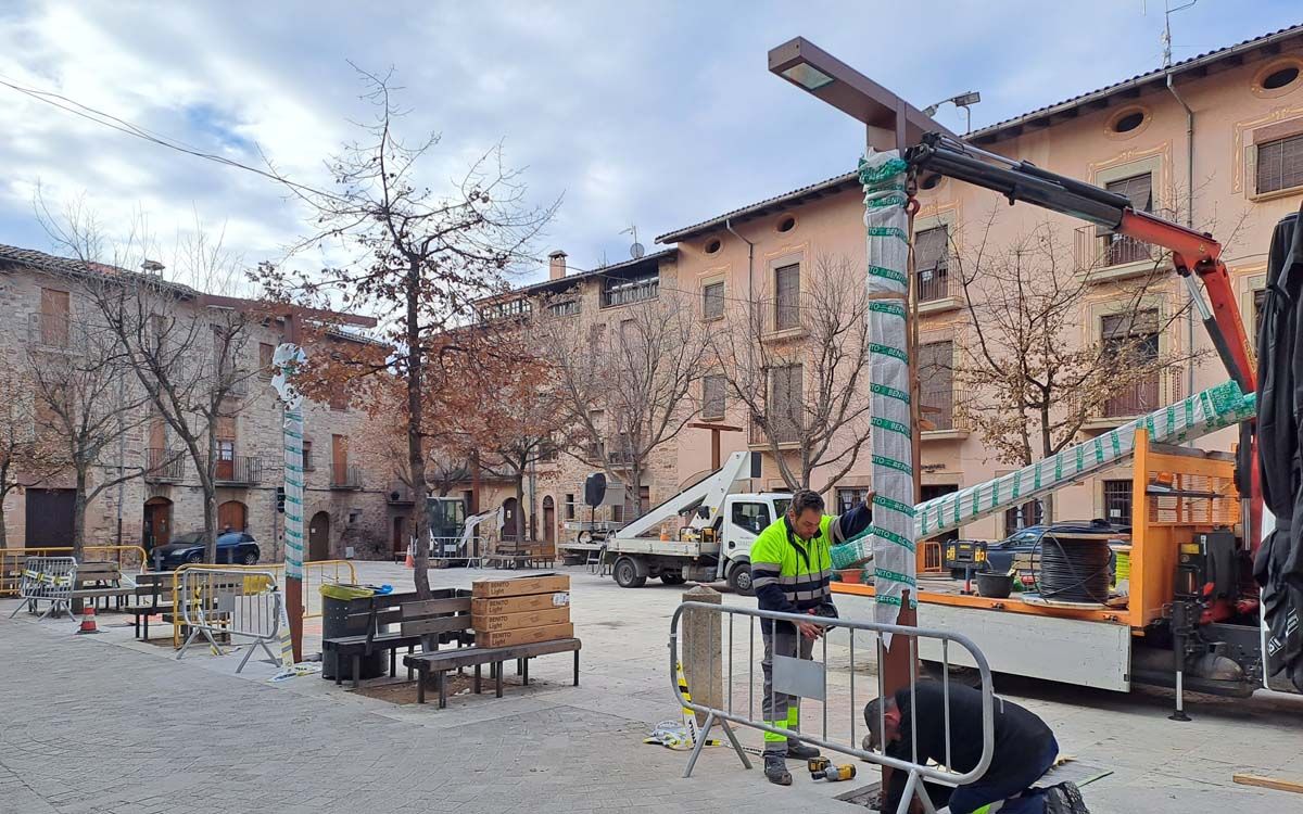 Operaris de Santpedor instal·lant els nous fanals a la plaça Gran