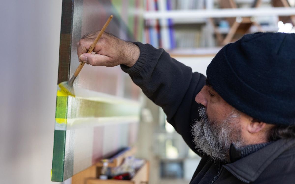 L'artista manresà Francesc del Río treballant al seu estudi