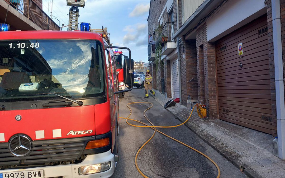 Els Bombers treballant a l'incendi del carrer del Carme de Navarcles