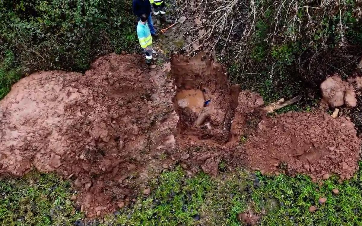 Operaris d'Aigües de Manresa davant una fuita detectada entre el dipòsit de Can Torres i el dipòsit de Canet