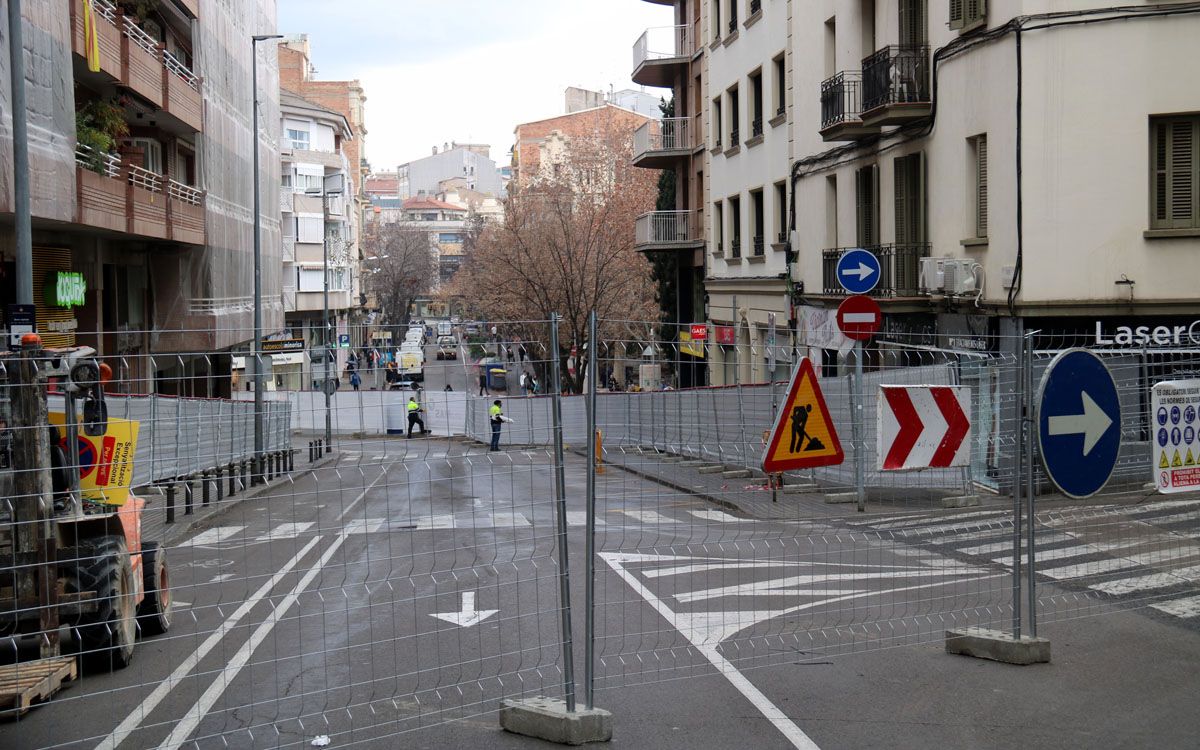 El carrer Guimerà, entre Neus Català i Carrió, tancat per començar les obres