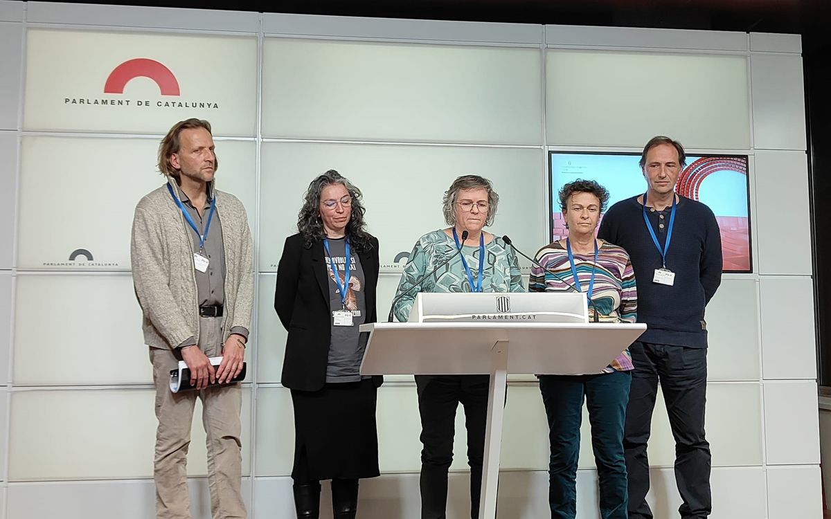 Representants de les plataformes i l'Associació de Veïns de Moià Sud al Parlament