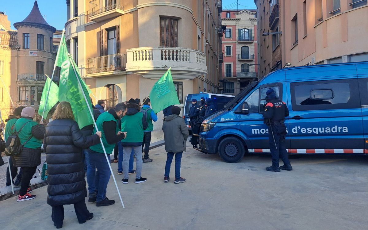 Operatiu dels Mossos d'Esquadra tallant l'accés al carrer on s'ha de fet el desnonament