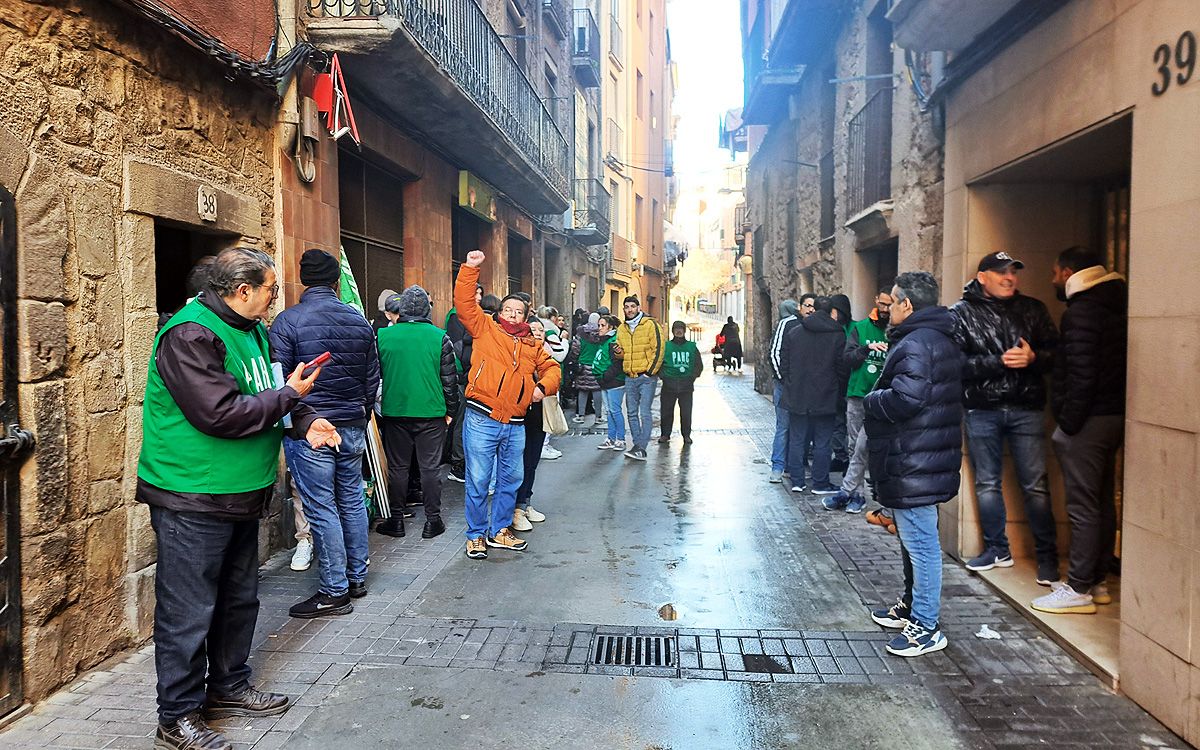 Activistes de la PAHC davant de la casa que tenia ordre judicial de desnonament