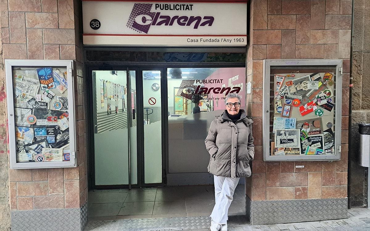 Imma Clarena davant del local de Publicitat Clarena, al carrer Urgell