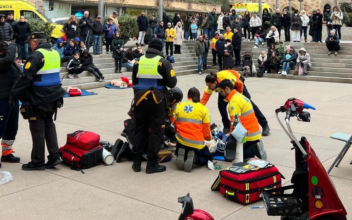 Simulacre del SEM a la plaça Sant Jordi de Montserrat