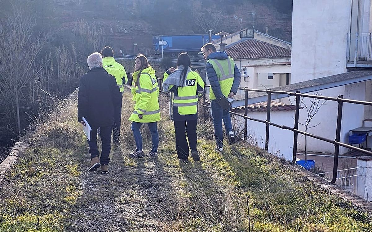 Operaris fent una inspecció visual del pont sobre la riera de Marà, a la Bauma de Castellbell