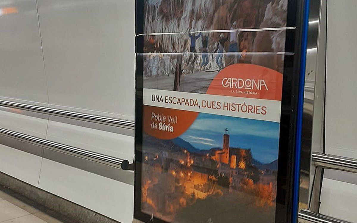 Cartell a l'andana de l'estació de la Renfe a Passeig de Gràcia