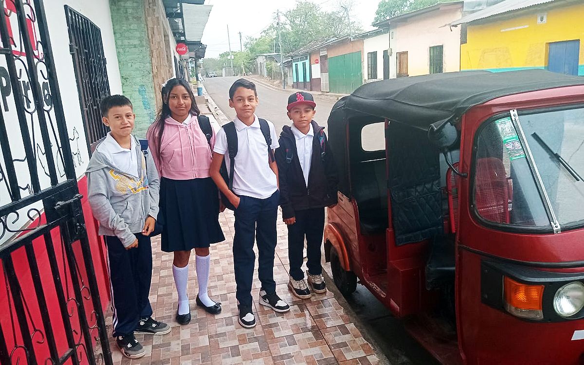 Els quatre nous alumnes de l'institut de Palacagüina a punt d'entrar a la Caponera Manresana