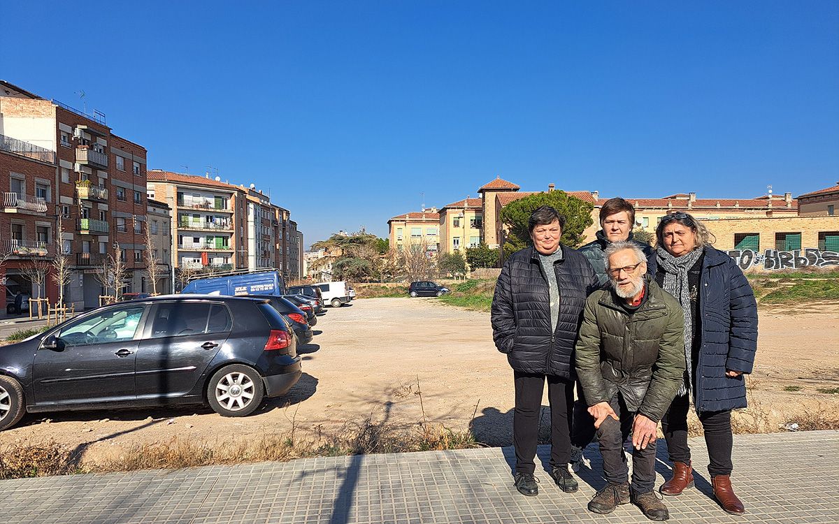 Veïns de la Sagrada Família, davant del solar, amb cotxes estacionats