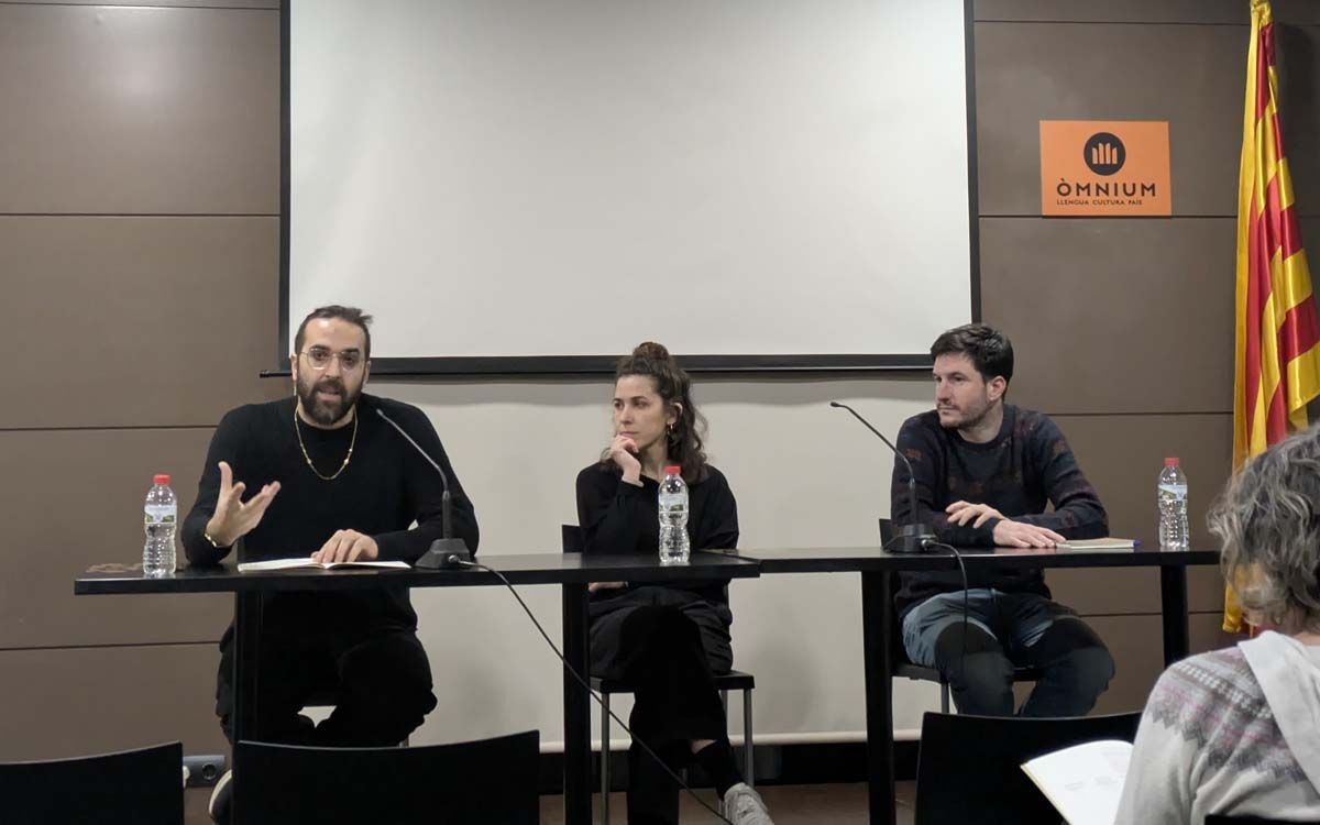 Jo Jet Serra, Maria Ribot i Àlex Pujols durant la presentació del manual sobre cultura transformadora