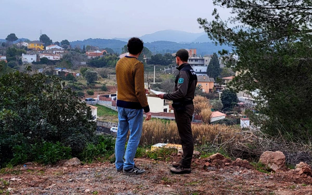 Adrià Valls i Jordi Carrasco revisant les franges perimetrals a les urbanitzacions de Castellbell