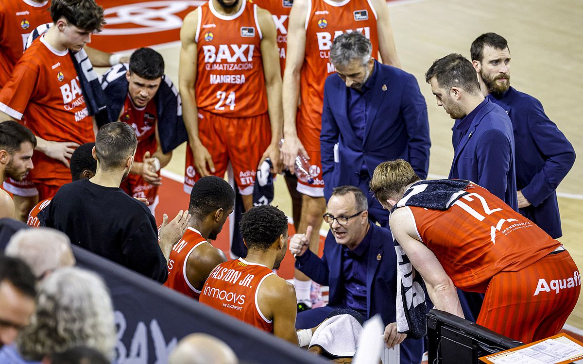 Diego Ocampo durant un temps mort en el partit contra el Bilbao Basket